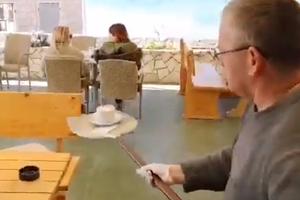KORONA KONOBAR HIT U HRVATSKOJ: Služi goste, ali ništa ne prepušta slučaju (VIDEO)