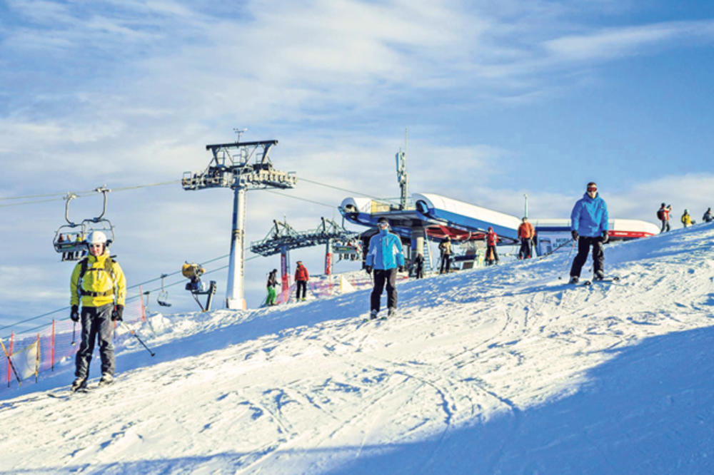 STUDENTI IZ NOVOG SADA IGNORIŠU MERE: Usred vanrednog stanja 135 akademaca skija se na Kopaoniku!