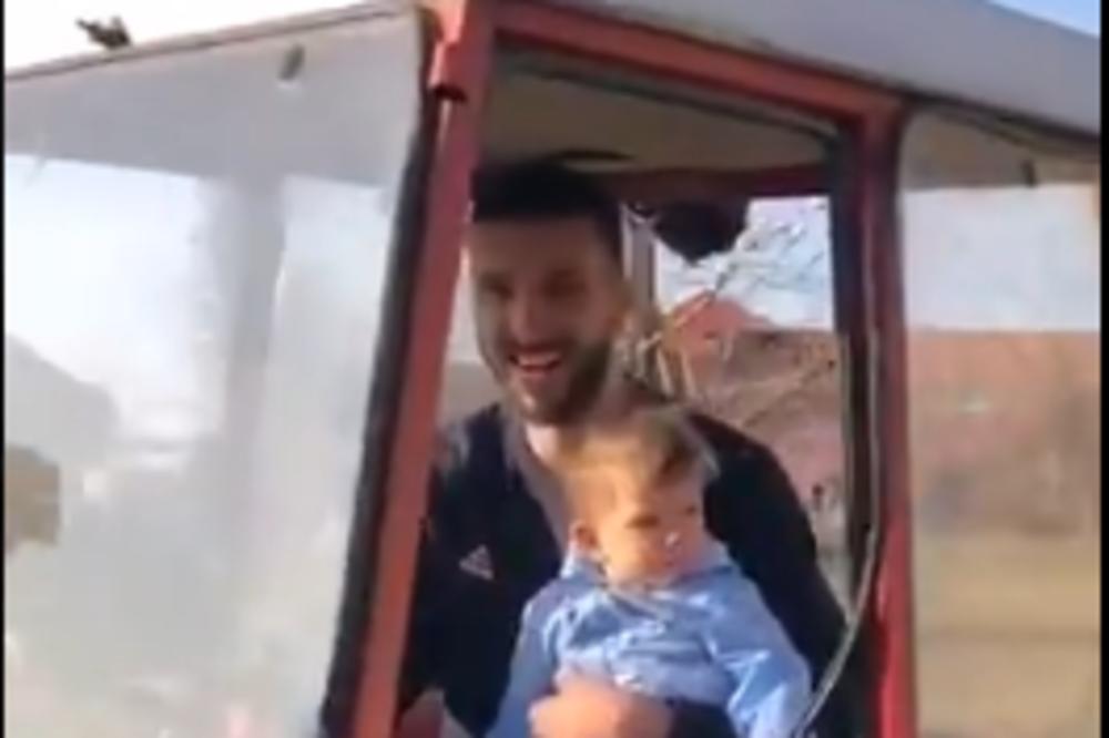 BIRČA UBIJA VREME U RODNOM KRAJU: Košarkaš Partizana na traktoru ''zeza'' vanredno stanje! VIDEO