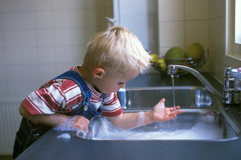 SVAKO JUTRO OTAC URADI OVO SINU KAKO BI REDOVNO PRAO RUKE: Ovaj način usvojiće svaki roditelj, ne može biti LAKŠE (FOTO)