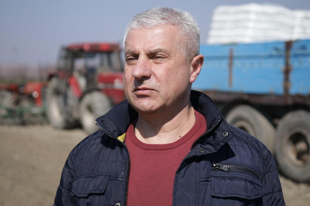 VANREDNO STANJE NIJE OTERALO RATARE IZ NJIVA: Poljoprivrednici obrađuju zemlju i danju i noću, jer je važno za Srbiju