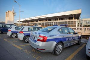 BOSANAC SA POTERNICE POKUŠAO DA PREVARI CARINIKE NA AERODROMU U BEOGRADU: Dao im lažna dokumenta, a potražuje ga Interpol!