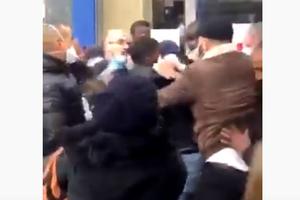 DRAMATIČNE SCENE U FRANCUSKOJ: Makljaža u Parizu, potukli se ispred prodavnice! Zavladao haos zbog korona virusa (VIDEO)