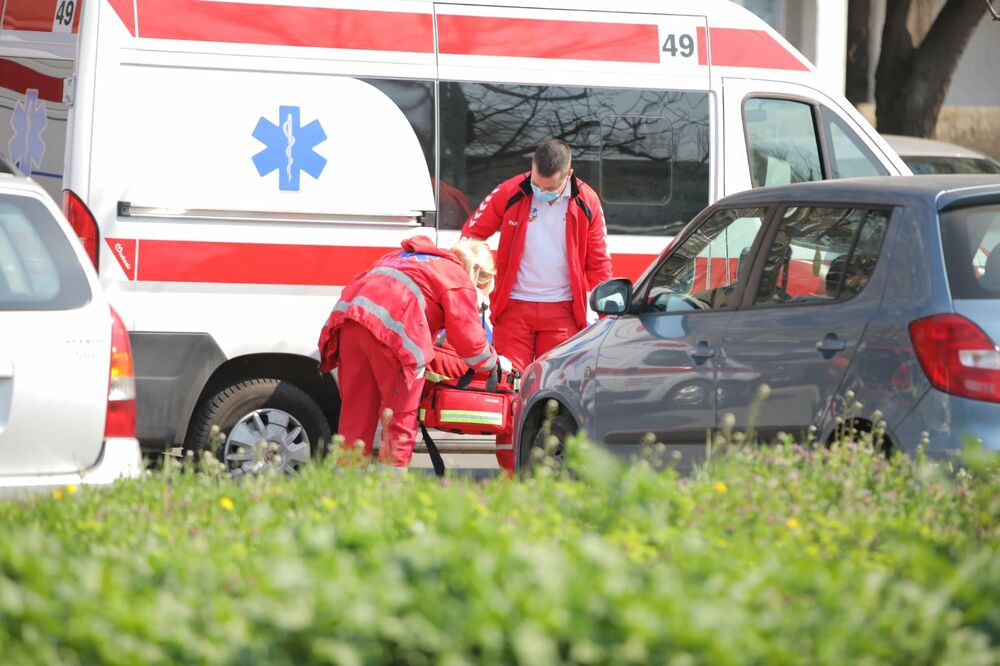 TEŠKA SAOBRAĆAJKA U DIMITRIJA TUCOVIĆA: Sudarili se BMW i kamion, hleb se rasuo svuda po ulici, dve osobe povređene (FOTO)