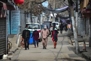DISCIPLINA POBEĐUJE KORONU: Građani Pekinga posle višednevne izolacije prošetali ulicama, u Vuhanu stroga kontrola