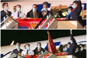 NAJLEPŠA SLIKA SA BEOGRADSKOG AERODROMA: Naša hrabra posada razvila zastave bratske Kine i Srbije po izlasku iz aviona