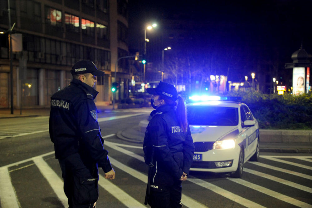 ŠETALI SE PIJANI U VREME POLICIJSKOG ČASA: Vodali se ulicom, policija im zalepila kazne