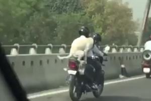 POGLEDAJTE URNEBESNU SCENU KOJA ĆE VAS NASMEJATI DO SUZA! Pas se vozi na motoru sa kacigom na glavi! (VIDEO)