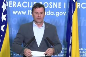 GAF PREMIJERA FEDERACIJE BIH: Fadil Novalić pokušao da objasni kako se stavlja maska, morao da potraži pomoć (VIDEO)