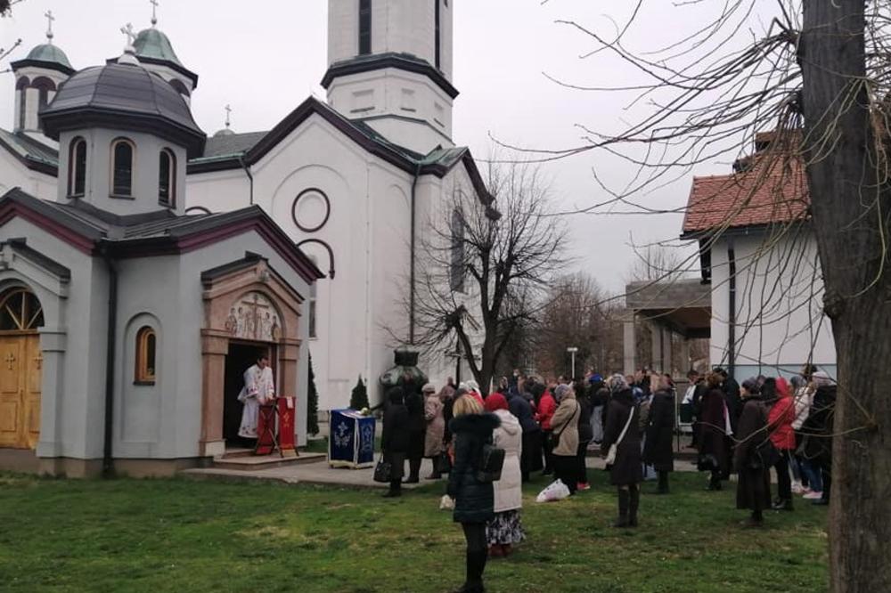 VASKRŠNJA VODICA U FLAŠICAMA: Evo kako u crkvi u Loznici sve funkcioniše u vreme vanrednog stanja (FOTO)