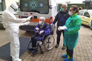 SVAKA ČAST! DEKA U 101. GODINI POBEDIO KORONU: Penzioner iz Riminija izašao iz bolnice i ponovo je sa svojom porodicom!