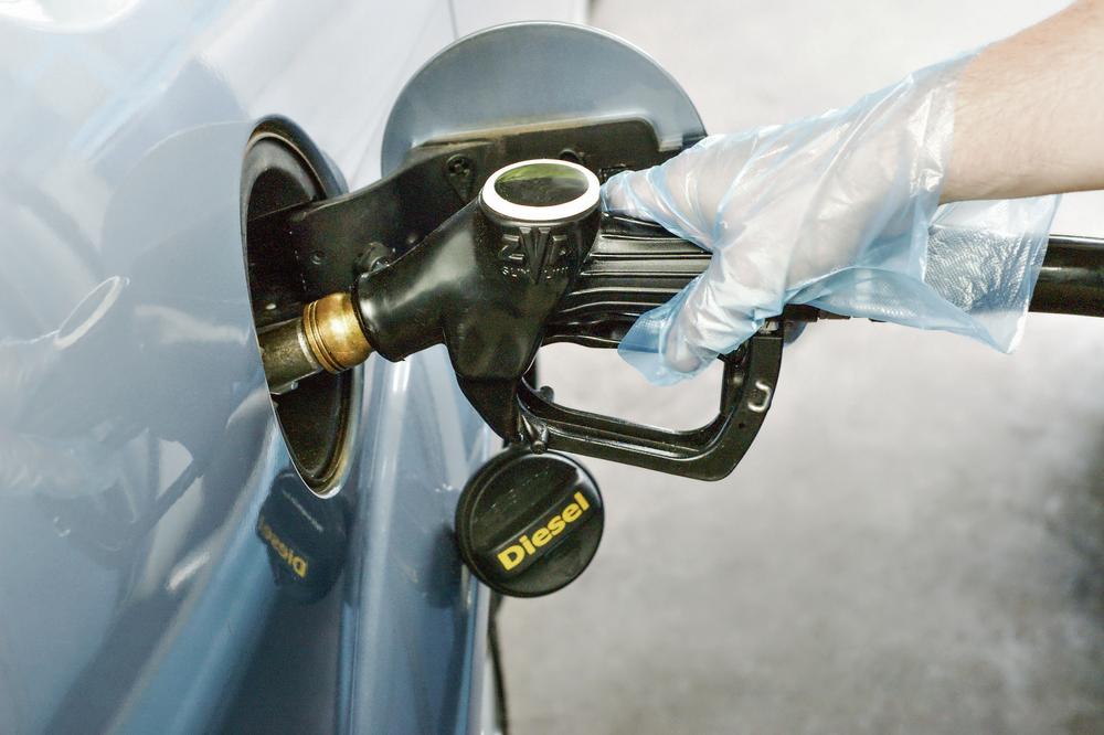 NA PIŠTOLJIMA ZA TOČENJE BENZINA MOŽE SE NALAZITI KORONA! Evo kako da se ponašati na benzinskoj pumpi I budete BEZBEDNI