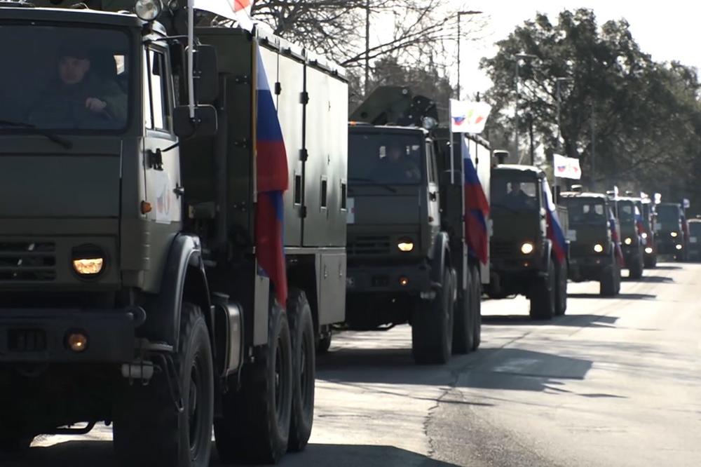 PUTINOVA POMOĆ ITALIJI STIGLA U BERGAMO: Ruski vojni konvoj sa stručnjacima i opremom spreman za borbu sa koronom!