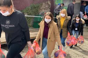 GRAD JAGODINA PODELIO DO SADA 3.000 HUMANITARNIH PAKETA: Volonteri uručuju prehrambene i higijenske pakete i maske