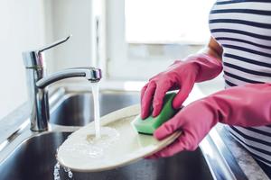 VRELA VODA JE SPAS: Ručno pranje sudova ne ubija bakterije