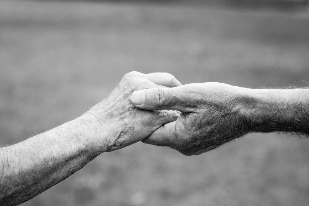 KORONA NE PRESTAJE DA ODNOSI ŽIVOTE U SAD: Bračni par zajedno proveo 65 godina, a onda su istom danu preminuli od virusa