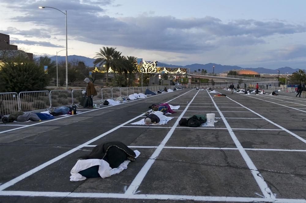 GRAD GREHA NEMILOSRDAN PREMA BESKUĆNICIMA: U Las Vegasu ih zbog korone izbacili iz skloništa, a smestili na parking FOTO