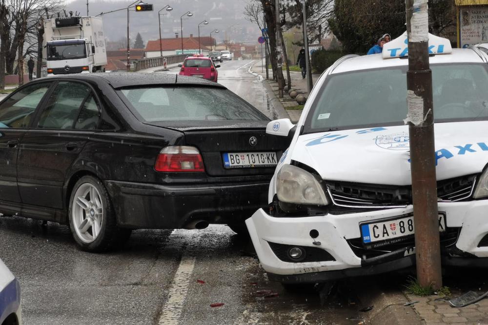 SUDAR U ČAČKU: Automobilom naleteo na 2 parkirana taksija FOTO