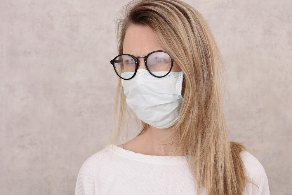 OVO ĆE VAS SPASTI MUKE: Kako da nosite zaštitnu masku a da vam naočare ne magle