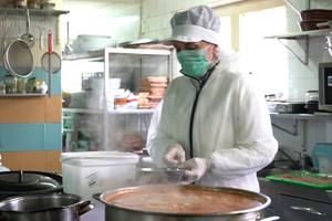 BESPLATNI OBROCI ZA NAJSTARIJE GRAĐANE: Ovaj novosadski restoran svakodnevno snadbeva penzionere kuvanim jelima (Video)