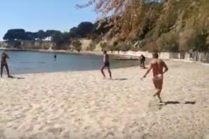 DALMATINCI NE HAJU ZA KORONU: Izašli na plažu i igrali picigin (VIDEO)