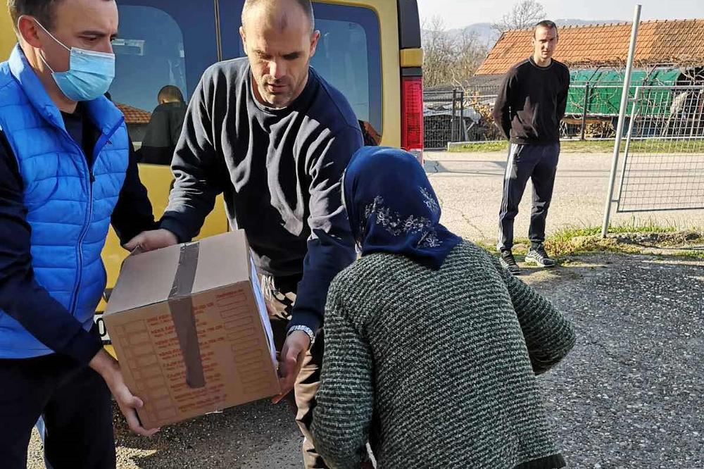 PODELJENO 1.500, BIĆE JOŠ 3.500 PAKETA: Loznički volonteri do sada su spakovali 40 tona robe namenjene najugroženijim