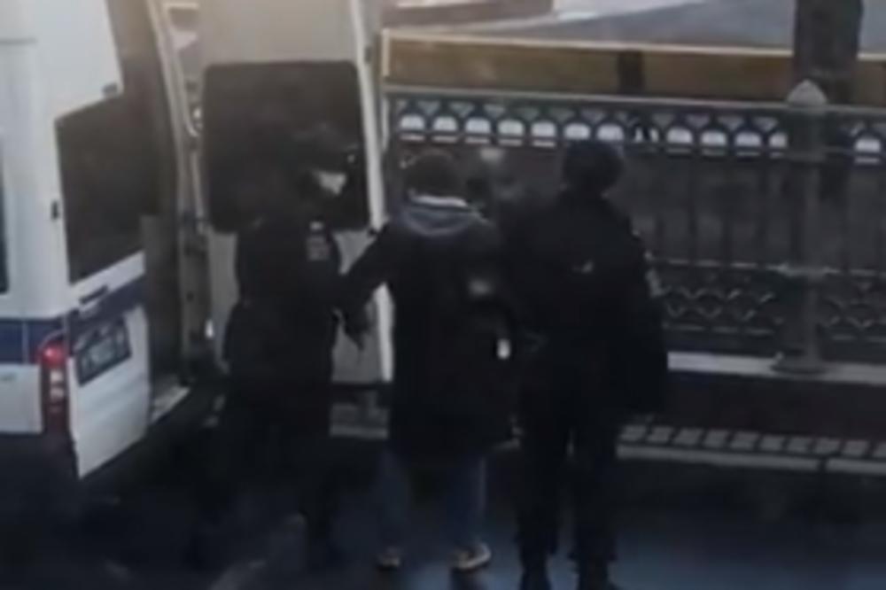 MOSKOVSKA POLICIJA UHAPSILA ISUSA: Ubacili ga u maricu jer je šetao psa, a jadan ljubimac ostao sam u parku (VIDEO)