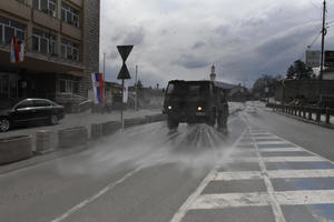 NOVI PAZAR: Pripadnici 246. bataljona Atomsko hemijske biološke odbrane iz Kruševca dezinfikuju ulice (FOTO)