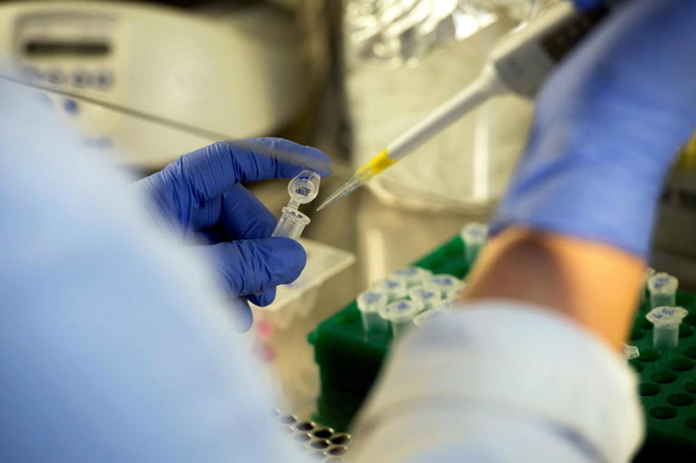 DŽONSON U BOLNICI, A VERUJE U TEORIJU ZAVERE: Britanska Vlada ne isključuje bekstvo koronavirusa iz kineske laboratorije