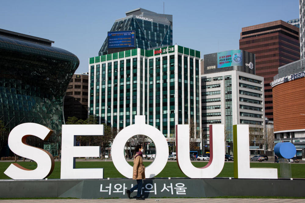 ELEKTRONSKIM NARUKVICAMA SE PRATE LJUDI U SAMOIZOLACIJI: Južna Koreja uvodi nove mere za kontrolu korone