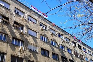 Ovako se bodre sugrađani: Osvanule srpske zastave na Savskom vencu