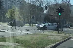 STRAVIČAN UDES NA NOVOM BEOGRADU: Delovi automobila leteli 20 metara! (KURIR TV)