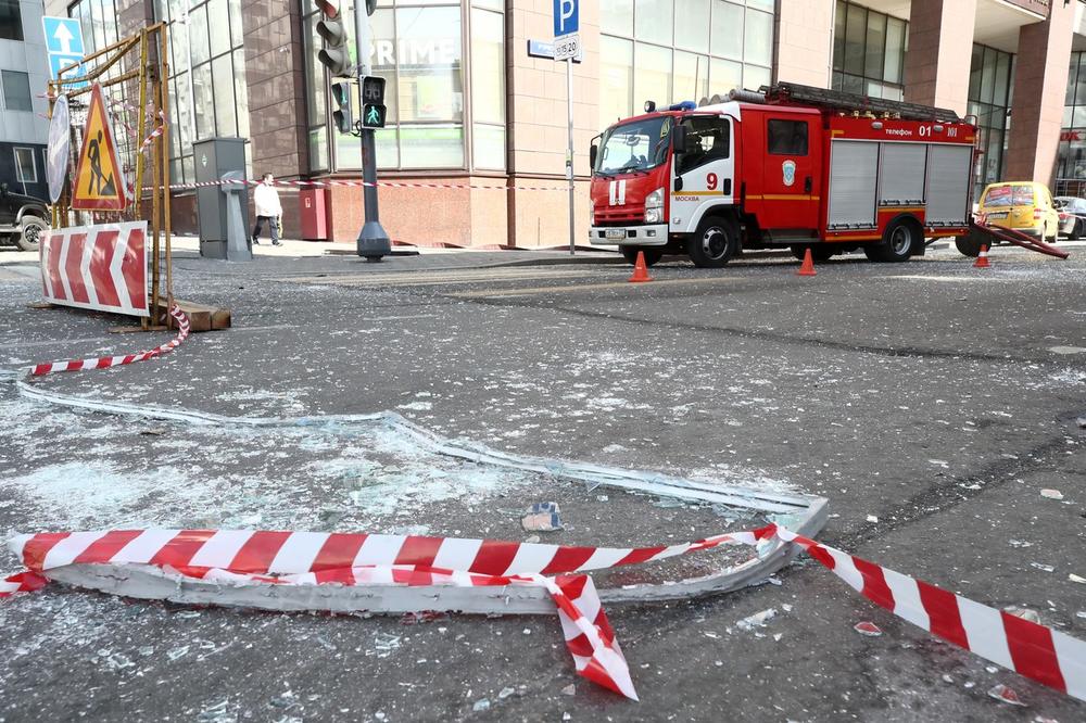 EKSPLOZIJA U POSLOVNOM CENTRU U MOSKVI! Dramatičan snimak sa lica mesta: Popucali prozori, staklo po automobilima VIDEO