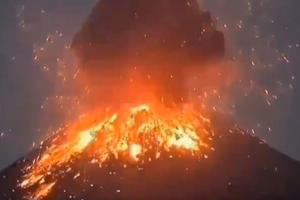 PROTIV OVE NEPOGODE NEMA ODBRANE: Proradio vulkan Krakatau, stub pepela visok POLA KILOMETRA! (VIDEO)