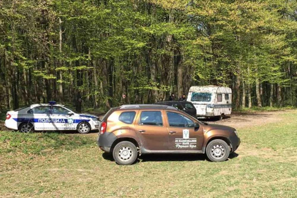 DA SE ČOVEK LEPO PREKRSTI: Policijski čas, a na Fruškoj gori kampuju, piknikuju?! A onda je došla i policija (ŠOK-FOTO)