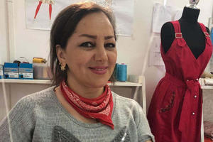 SORAJA JE POBEGLA OD NASILJA I SREĆU NAŠLA U SRBIJI: Kikindska snajka iz Irana šije maske, a ovo je njena poruka FOTO