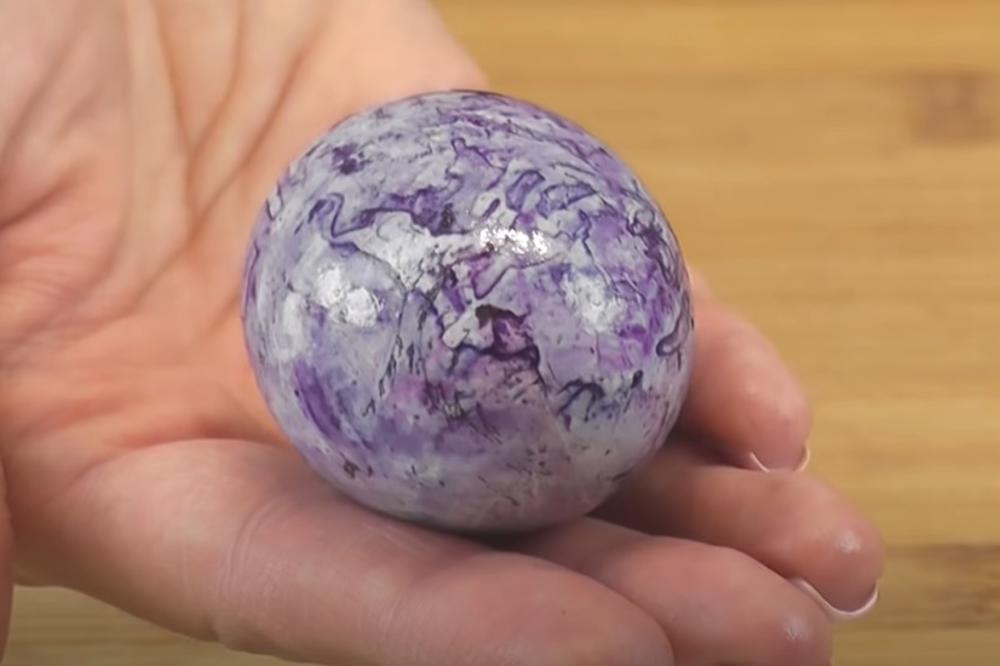 OVA TAKTIKA ZALUDELA JE MNOGE DOMAĆICE: Uz pomoć SODE BIKARBONE jaja će izgledati MAGIČNO! Najoriginalnji trik za farbanje (VIDEO)
