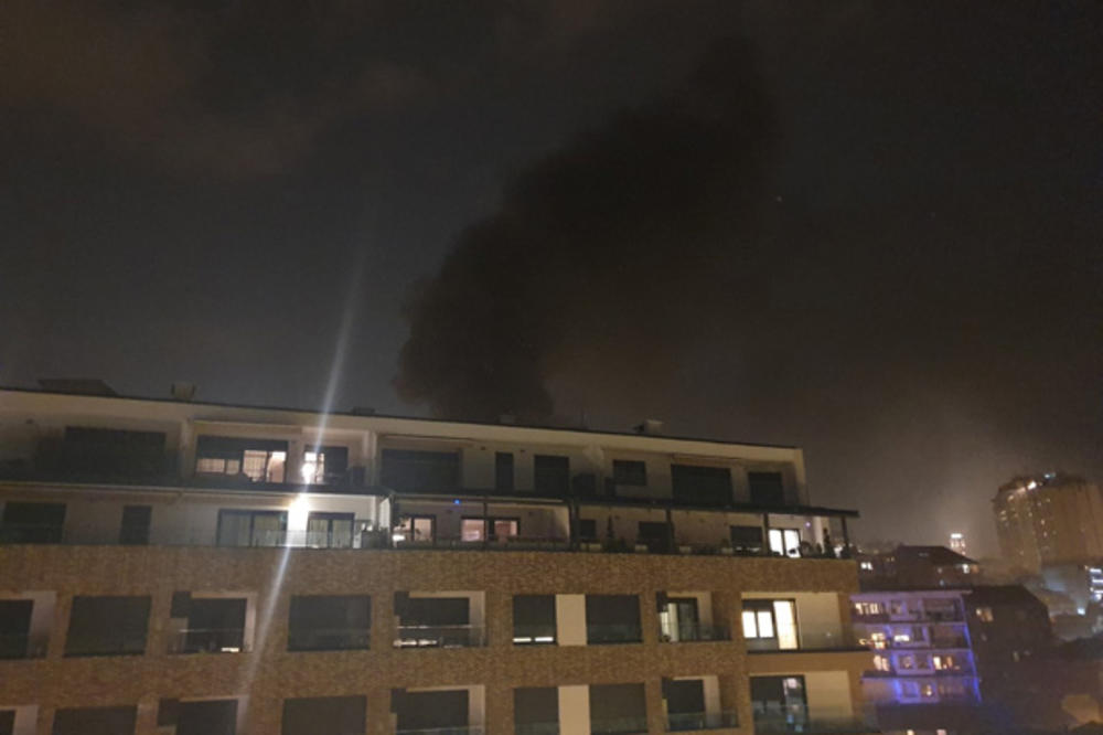 GORI ZGRADA U JUŽNOM BULEVARU: Zapalio se soliter na Vračaru, gust dim se vije iz zgrade (FOTO)