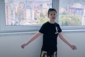 OVAKO MALI TUZLAK HRABRI VRŠNJAKE: Dženad (9) snimio pesmu koja podiže duh u izolaciji (VIDEO)