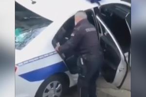 OVAJ SNIMAK UZNEMIRIO JE SRBIJU: Policajac šamara privedenog muškarca, OGLASIO SE I MUP? (VIDEO)