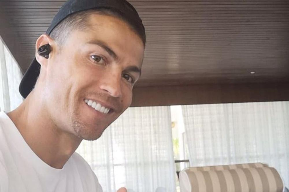 RONALDO BOSONOG IZLETEO NAPOLJE: Mnogi mu zavide zbog razloga iz kojeg je napustio velelepnu vilu (FOTO)