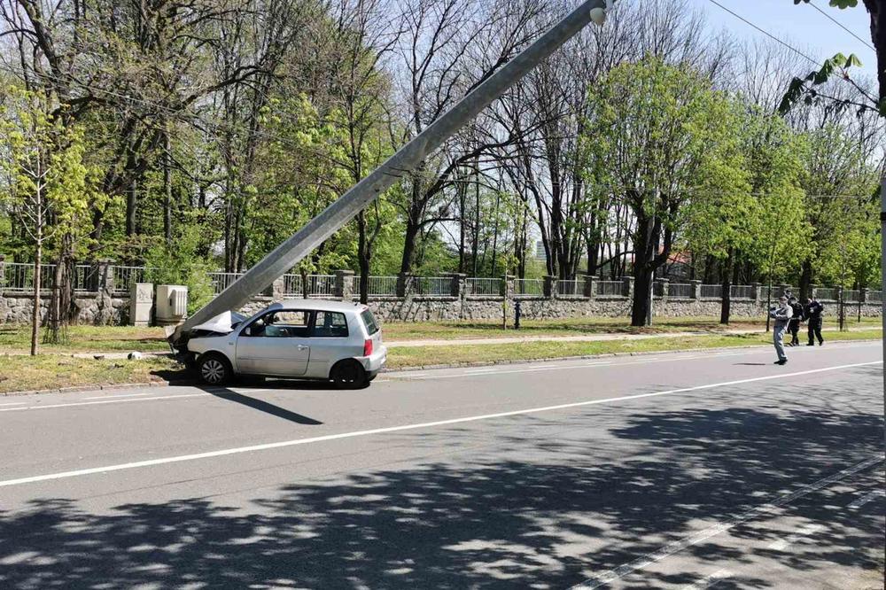 UDES NA BANJICI: Automobilom se zakucao u banderu i IŠČUPAO JE (FOTO)
