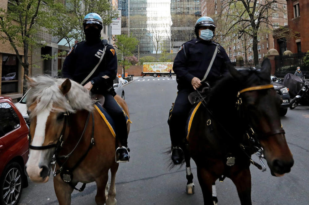 POKUŠAJ SUZBIJANJA KORONAVIRUSA: U američkoj državi Njujork uvedena obaveza nošenja maski