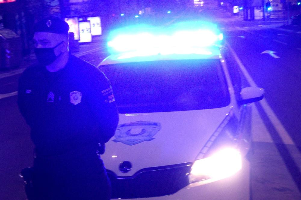 POLICIJA U SREMSKOJ MITROVICI OČIMA NIJE VEROVALA: Arheologisao usred policijskog! Detektorom za metal pretraživao teren