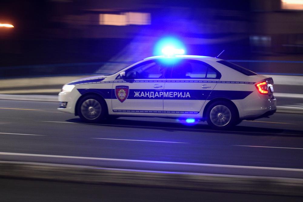 BEOGRAĐANINA JURI NOVOSADSKA POLICIJA: Ukrao kola u Sopotu, probio blokadu, pa udario u zid kuće