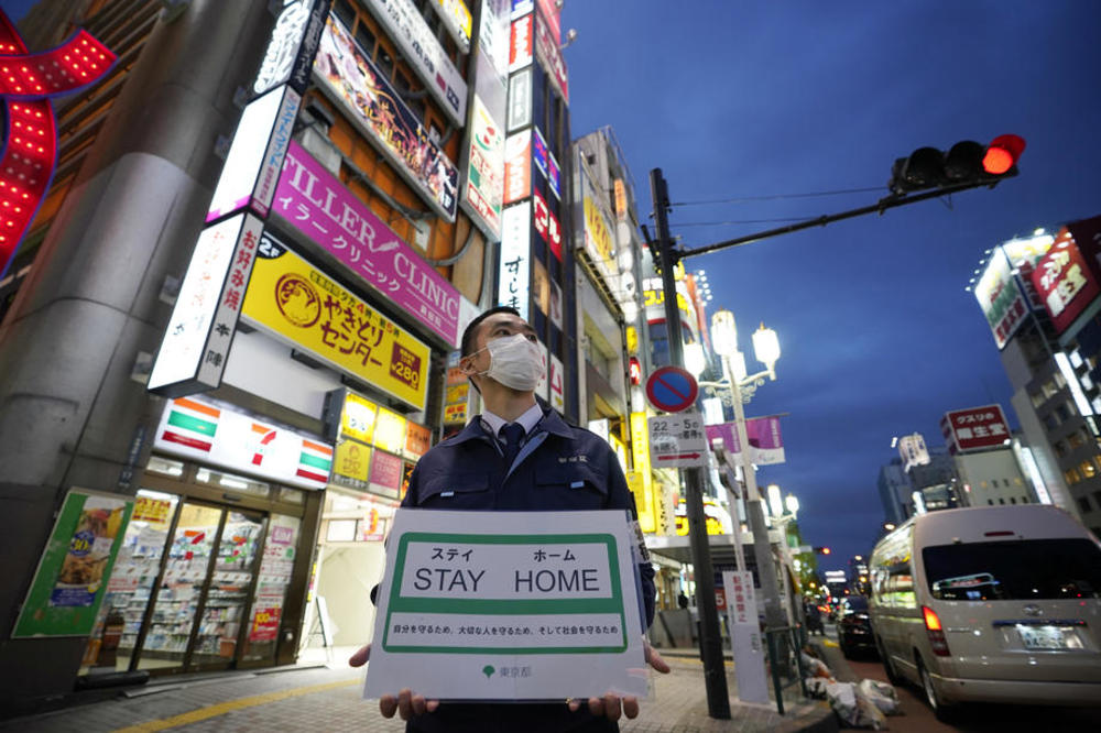 SKANDAL U JAPANU: Prljave maske i sa bubama dostavljene trudnicama i školama! Starački domovi dobili premale maske