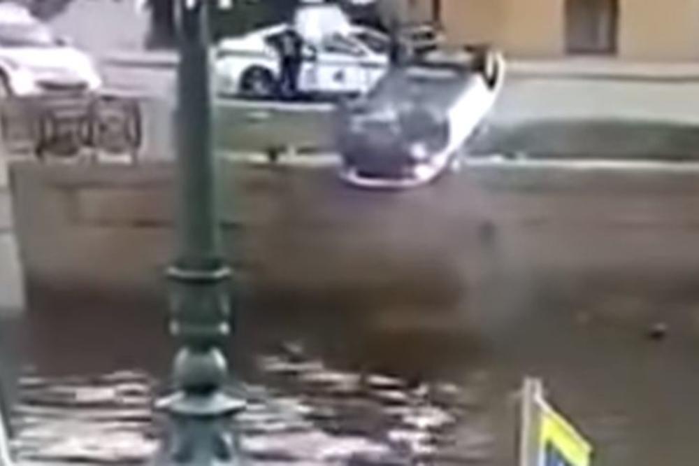 FILMSKA POTERA U RUSIJI, PIJANI VOZAČ NAPRAVIO POMETNJU: Bežao od policije, auto se prevrnuo i ostao da visi iznad reke