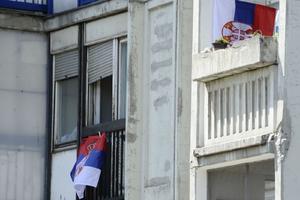 U IME PREDSEDNIKA SRBIJE: Beograđanima poklonjeno 10.000 srpskih zastava u čast Vaskrsa