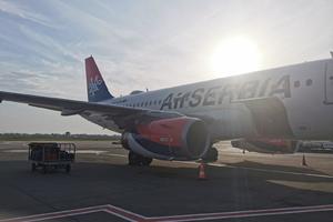VRATILI SE KUĆI: Sleteo avion s 142 građana Srbije iz Londona i Amsterdama
