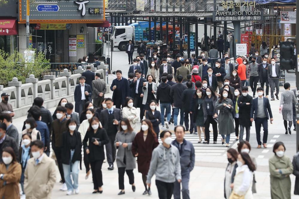 ŽIVOT U JUŽNOJ KOREJI SE POLAKO VRAĆA U NORMALU: Ljudi idu na posao, otvaraju se restorani, građani preplavili parkove